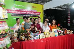 Hội chợ xúc tiến thương mại về sản phẩm công nghiệp nông thôn thu hút 400 gian hàng
