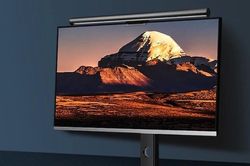 Thường xuyên chơi game PC trong màn đêm, nên lắp đèn màn hình hay đèn bàn thông minh?