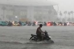 Chiều tối nay (1/7), Hà Nội lại hứng mưa dông dồn dập, nguy cơ ngập úng