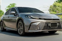 Sedan hụt hơi, Toyota Camry hybrid 2026 giảm giá mạnh để kéo khách