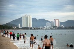Hơn 80.000 khách Tây đổ bộ Nha Trang và lỗ hổng giao xe máy