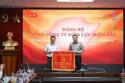 Đảng bộ EVNNPC nhận Cờ thi đua của Đảng bộ Chính phủ 5 năm liền