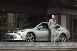 Toyota Camry hybrid giảm giá 140 triệu đồng