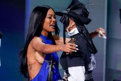 Teyana Taylor gặp sự cố trang phục với chiếc váy táo bạo tại lễ trao giải BET Awards
