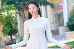 Hoàng Thùy nhận cơn mưa lời khen