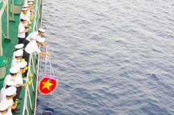 Xúc động lễ tưởng niệm các Anh hùng liệt sĩ giữa trùng khơi