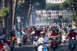 25.000 xe Vespa tập trung tại Rome kỷ niệm 80 năm