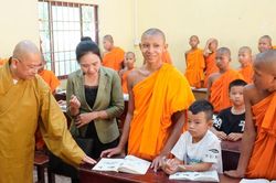 Ban Tôn giáo Chính phủ thăm, tặng quà Trường Trung cấp Phật học Nam tông Khmer Kiên Giang