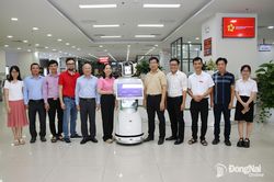 Thử nghiệm Robot AI phục vụ người d&acirc;n tại Trung t&acirc;m Phục vụ h&agrave;nh ch&iacute;nh c&ocirc;ng th&agrave;nh phố