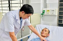 Bệnh viện Đa khoa Gia Lai phối hợp khẩn cấp liên chuyên khoa cứu sống bệnh nhân nguy kịch