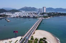 Nhịp cầu và lòng người