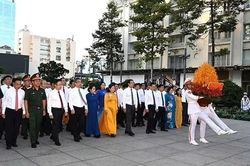 Đoàn đại biểu Thành phố Hồ Chí Minh dâng hoa tưởng nhớ Chủ tịch Hồ Chí Minh