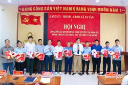 X&atilde; Pa Tần c&ocirc;ng bố c&aacute;c quyết định, nghị quyết về c&ocirc;ng t&aacute;c tổ chức v&agrave; c&aacute;n bộ