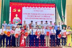 Than Uy&ecirc;n c&ocirc;ng bố nghị quyết, c&aacute;c quyết định tổ chức bộ m&aacute;y v&agrave; nh&acirc;n sự bản, tổ d&acirc;n phố