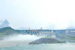 Thủy điện Tuy&ecirc;n Quang mở 1 cửa xả đ&aacute;y v&agrave;o 16h00 chiều nay