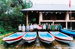 Cụm Thủy điện Sông Lô trao tặng xuồng cứu hộ cho xã Việt Lâm