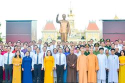 Lãnh đạo TP.HCM dâng hoa tưởng niệm Chủ tịch Hồ Chí Minh nhân kỷ niệm 50 năm Ngày Thành phố mang tên Bác