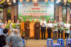 Chùa Phước Bửu, tịnh xá Ngọc Chánh tặng cây, lan tỏa mô hình 'Cơ sở tôn giáo xanh'
