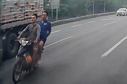 Luồn lách giữa cao tốc, xe máy đâm thẳng vào đuôi xe tải