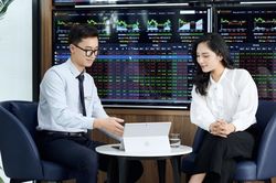 D&ograve;ng tiền đang chờ kết quả kinh doanh qu&yacute; II 'dẫn lối'