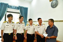 Lữ đoàn 171 Vùng 2 Hải quân thăm và tặng quà gia đình chính sách