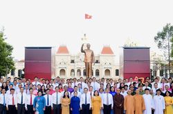 TP. Hồ Chí Minh: Dâng hoa tưởng nhớ Chủ tịch Hồ Chí Minh dịp 50 năm thành phố mang tên Bác