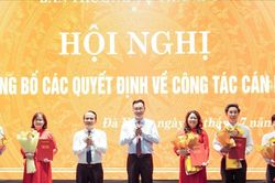 Đ&agrave; Nẵng c&ocirc;ng bố c&aacute;c quyết định về c&ocirc;ng t&aacute;c c&aacute;n bộ