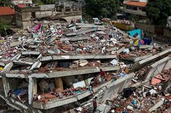 Chạy đua với thời gian tìm 'phép màu' sau động đất Venezuela