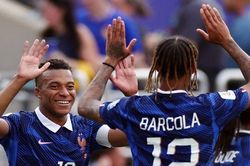 Lập kỷ lục, Mbapp&eacute; bắt kịp Messi