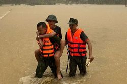 Công an xã Cần Yên kịp thời hỗ trợ người dân ứng phó mưa lũ