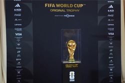 Hàng nghìn CĐV xếp hàng chiêm ngưỡng cúp vàng World Cup