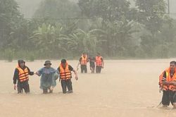 Các đơn vị, lực lượng hỗ trợ người dân bị ảnh hưởng do mưa lũ