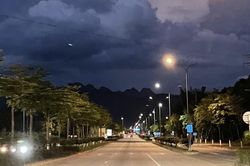 Cảnh báo mưa dông và mưa lớn cục bộ kèm lốc, sét, mưa đá, gió giật mạnh