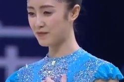 Nữ người mẫu gặp sự cố trang phục khi biểu diễn thể dục nghệ thuật, video lan truyền mạnh