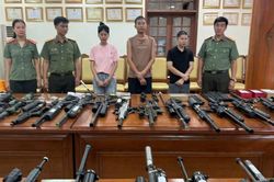 Kh&aacute;m x&eacute;t một c&ocirc;ng ty cơ kh&iacute;, c&ocirc;ng an ph&aacute;t hiện 'c&ocirc;ng xưởng' chế tạo s&uacute;ng qu&acirc;n dụng khiến nhiều người cho&aacute;ng v&aacute;ng