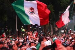 Cổ động viên Mexico nẹt pô, bấm còi inh ỏi phá giấc ngủ, đội Ecuador mách FIFA