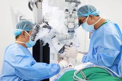 AI giúp bác sĩ mổ u não, giữ lại ánh sáng cho người phụ nữ suýt mù vĩnh viễn