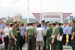Bàn giao 30 kẻ lừa đảo công nghệ cao cho Công an Trung Quốc