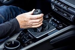 Lái xe số sàn có thể kích thích não bộ, giúp làm chậm lão hóa
