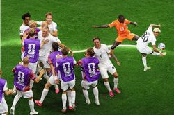 Haaland ghi b&agrave;n quyết định, Na Uy tiến v&agrave;o v&ograve;ng 1/8 World Cup