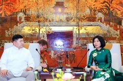 Chủ tịch HĐND TP H&agrave; Nội tiếp đo&agrave;n gi&aacute;o vi&ecirc;n Trường Li&ecirc;n cấp số 14 mang t&ecirc;n Chủ tịch Hồ Ch&iacute; Minh tại Ulaanbaatar (M&ocirc;ng Cổ)