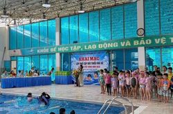 Khai mạc lớp dạy bơi miễn phí cho gần 100 trẻ em phường Việt Hưng
