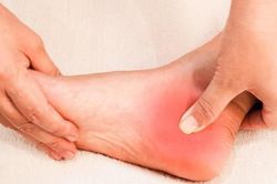Đừng chủ quan nếu bàn chân bỗng khó nhấc lên: Đây có thể là dấu hiệu muộn của hẹp ống sống thắt lưng
