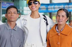 H'Hen Niê sau gần một thập kỷ nổi tiếng: 'Tuy không hoàn hảo nhưng vẫn yêu những gì ba mẹ cho'