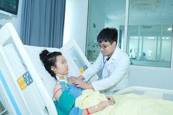 Bệnh viện Bạch Mai Ninh Bình cứu 2 bệnh nhân sốc phản vệ nguy kịch, một ca sau ăn hải sản