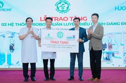Bệnh viện c&ocirc;ng đầu ti&ecirc;n ứng dụng Robot AI hỗ trợ phục hồi d&aacute;ng đi cho người bệnh