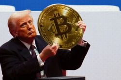 &Ocirc;ng Trump l&ecirc;n tiếng về khoản thu lời gần '1,2 tỷ USD' từ tiền số
