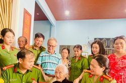 H&agrave;nh tr&igrave;nh về nguồn của C&ocirc;ng an phường H&agrave; Đ&ocirc;ng