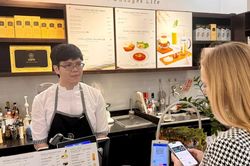 Du khách Singapore đã có thể quét mã QR thanh toán tại Việt Nam
