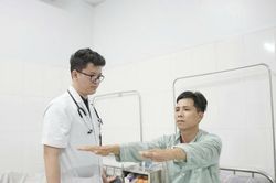 Cấp cứu th&agrave;nh c&ocirc;ng nam thanh ni&ecirc;n đột quỵ do bị b&oacute;ng đập v&agrave;o cổ
